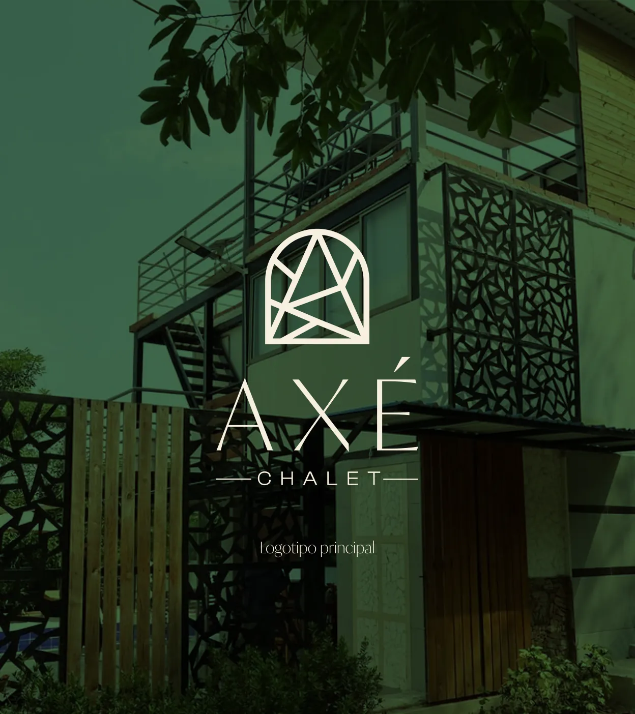 Isologo de Axé Chalet sobre la fachada del chalet