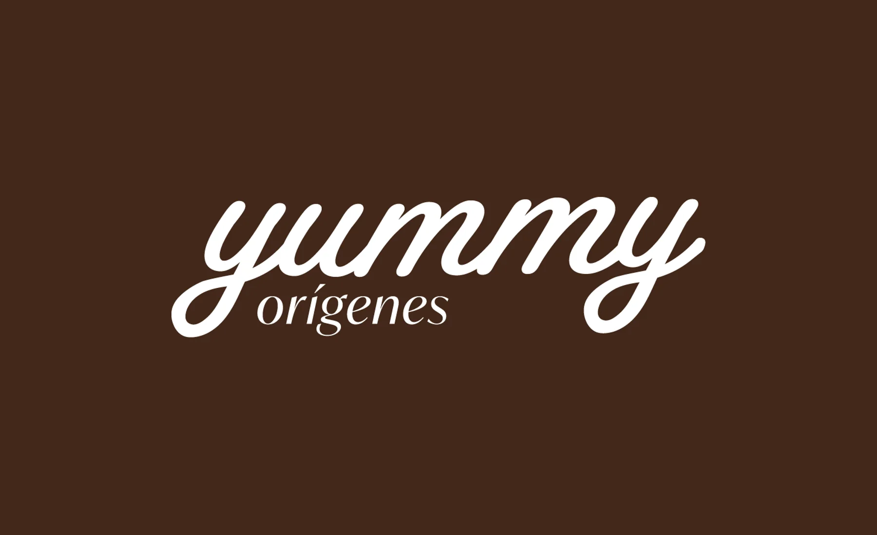 Logotipo de Yummy Orígenes sobre marrón cacao